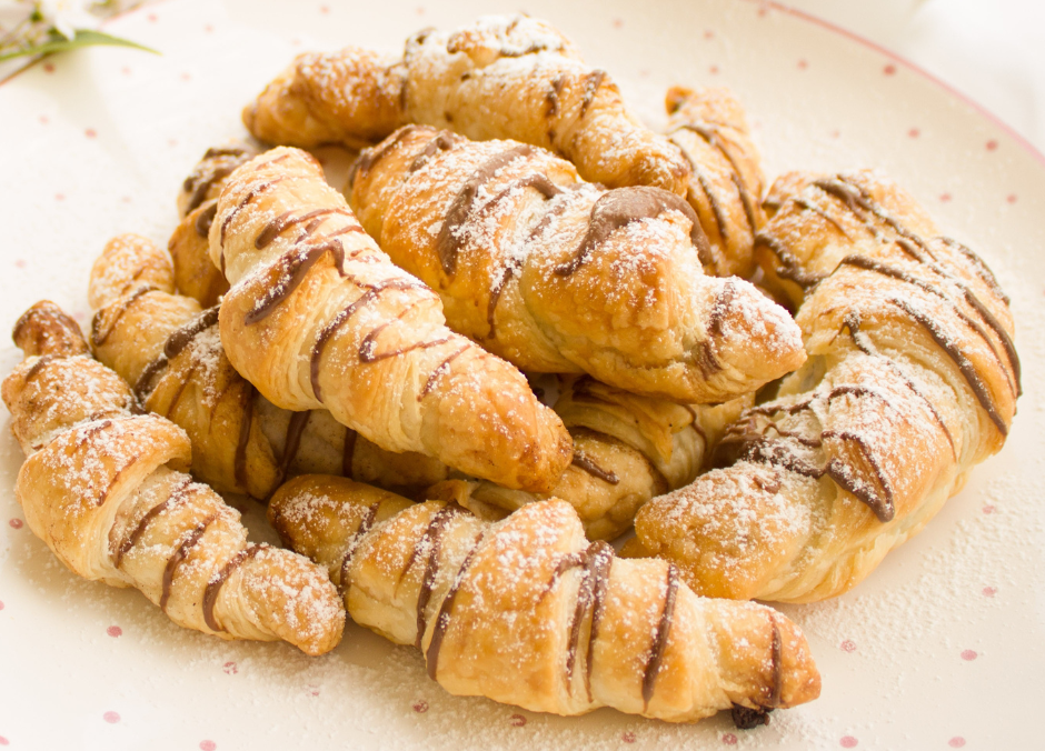 cornetti di pasta sfoglia farciti con crema al cioccolato
